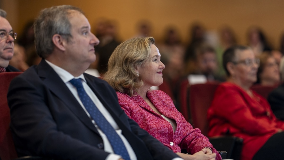 El nuevo ministro de Industria, Jordi Hereu y la vicepresidenta primera y ministra de Asuntos Económicos, Nadia Calviño, durante el traspaso de la cartera de Universidades.
