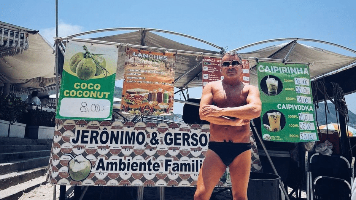 La fotografía en la playa de Copacabana con la que Jorge Javier Vázquez ha felicitado a Pedro Sánchez.