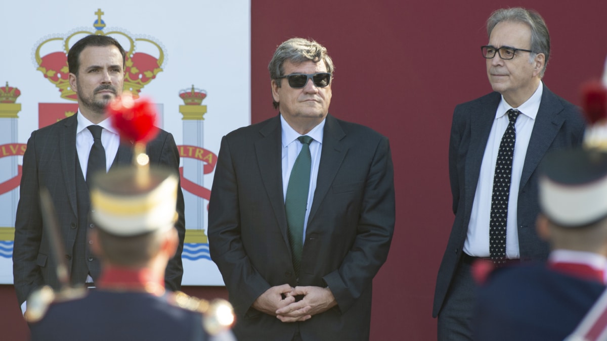 Alberto Garzón, José Luis Escrivá y Joan Subirats, durante el desfile del 12 de octubre en Madrid.