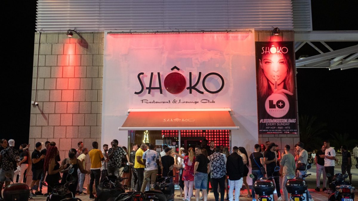 Jóvenes hacen cola para entrar a la discoteca Shoko, a 27 de junio de 2021, en Barcelona, Catalunya (España).