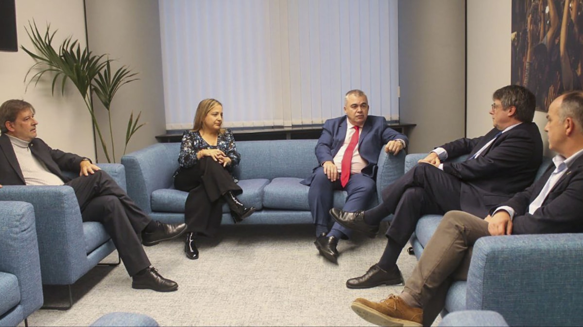 El expresidente de la Generalitat y eurodiputado de JxCat, Carles Puigdemont (2d), y el secretario de organización del PSOE, Santos Cerdán (c), se han reunido en la sede del Parlamento Europeo en Bruselas
