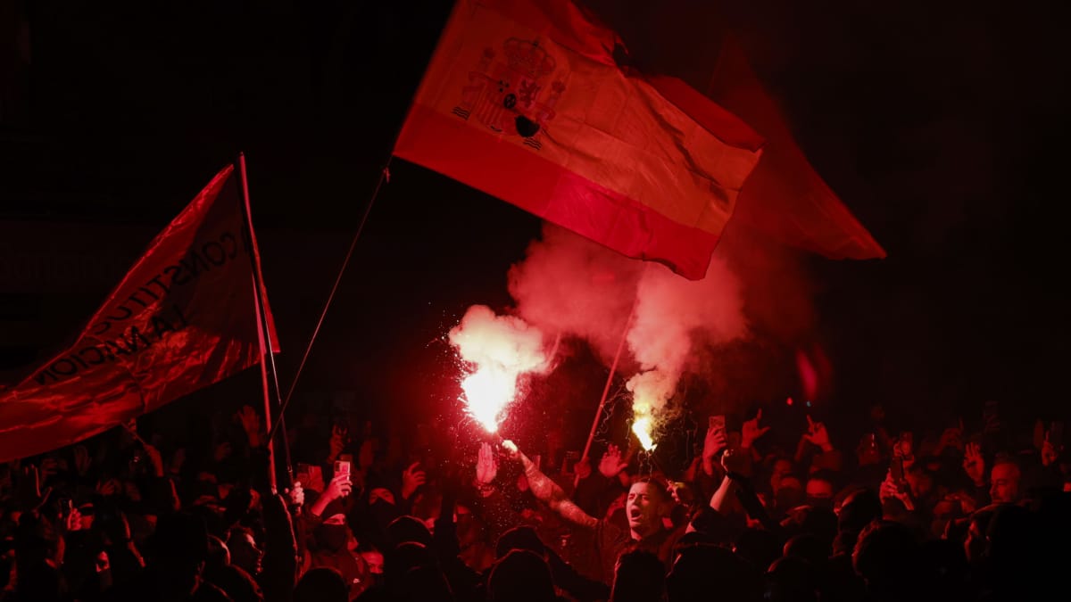 Grupos de personas participan en una nueva manifestación contra la amnistía este martes, frente a la sede del PSOE en Ferraz, Madrid.