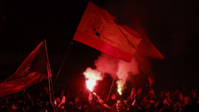La calle se está levantando. Por Victoria Prego Grupos de personas participan en una nueva manifestación contra la amnistía este martes, frente a la sede del PSOE en Ferraz, Madrid.