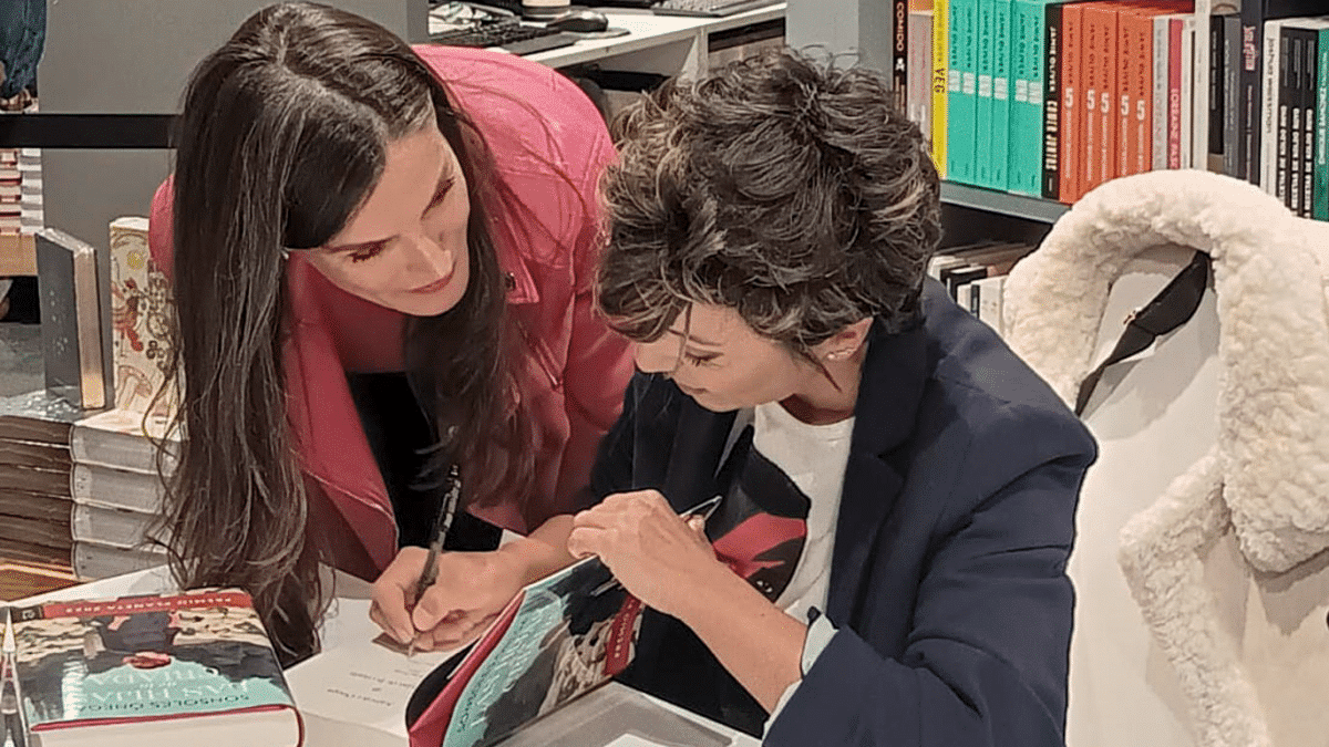 La reina Letizia y Sonsoles Ónega en la firma de libros de la periodista