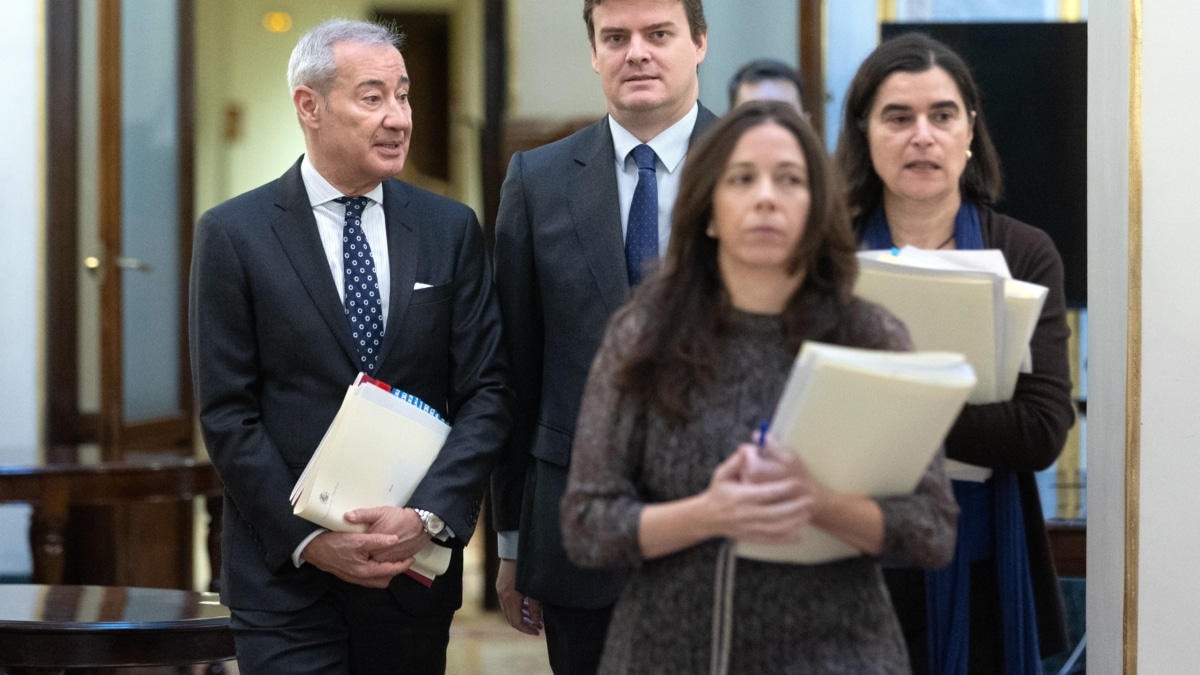 El nuevo Letrado Mayor, Fernando Galindo (d), a su llegada a una reunión de la Mesa del Congreso de los Diputados