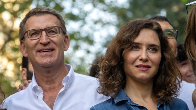 Ayuso, Feijóo y el Premio Sánchez al facha más conveniente El líder del Partido Popular, Alberto Núñez Feijóo, y la presidenta de la Comunidad de Madrid y presidenta del Partido Popular de la Comunidad de Madrid, Isabel Díaz Ayuso, posan antes de la manifestación de SCC