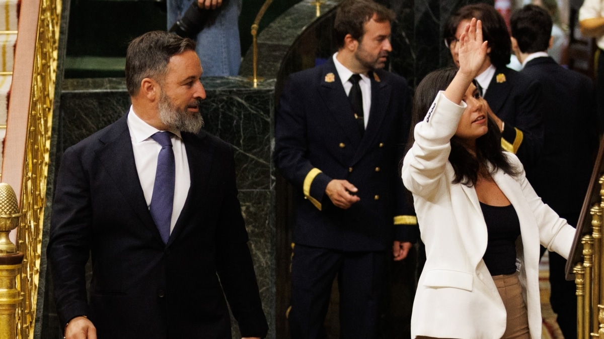 El líder de VOX, Santiago Abascal y la portavoz del partido en el Congreso, Pepa Millán, a su llegada a una sesión plenaria, en el Congreso de los Diputados, a 21 de septiembre de 2023