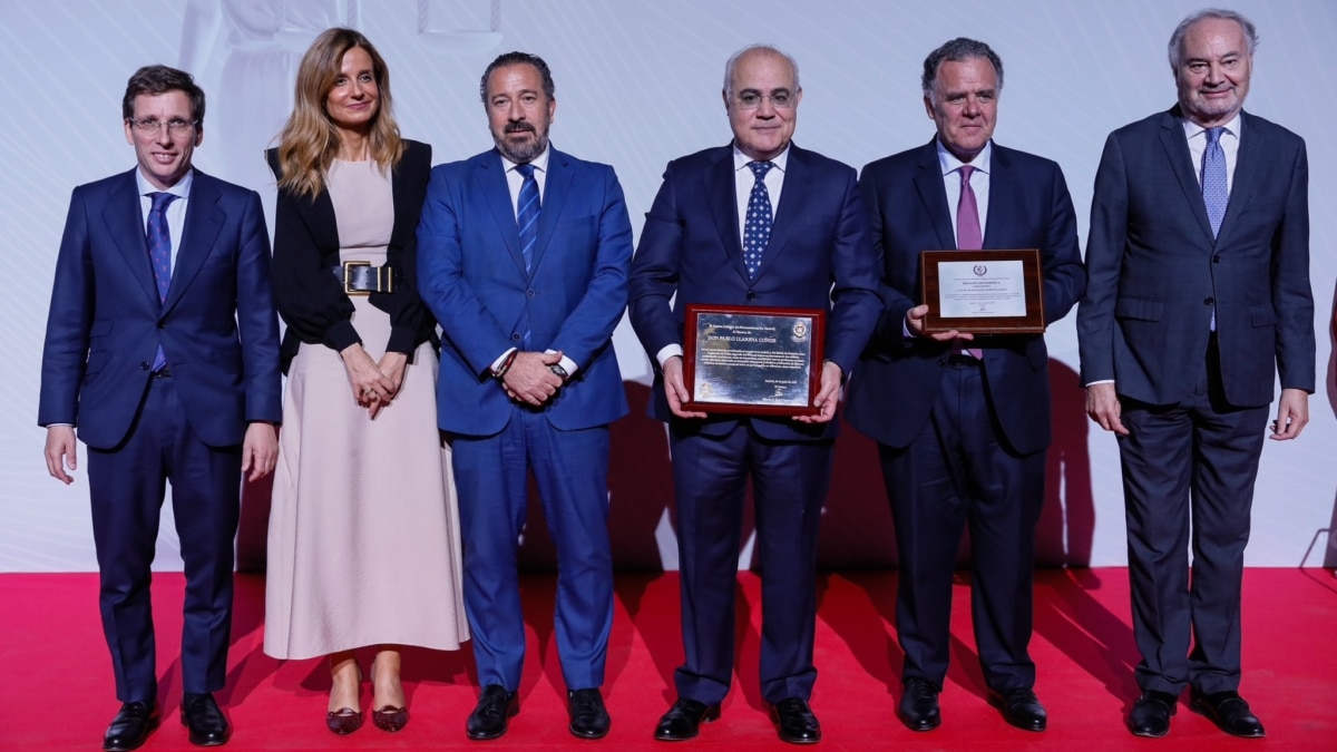 Pablo Llarena, en el centro, con la placa del premio del Colegio de Procuradores.