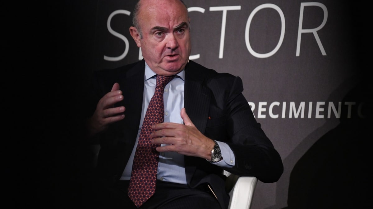 De Guindos advierte de que si no se suben los intereses de los depósitos la política monetaria no funciona