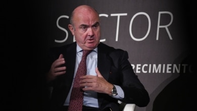 De Guindos advierte de que si no se suben los intereses de los depósitos la política monetaria no funciona