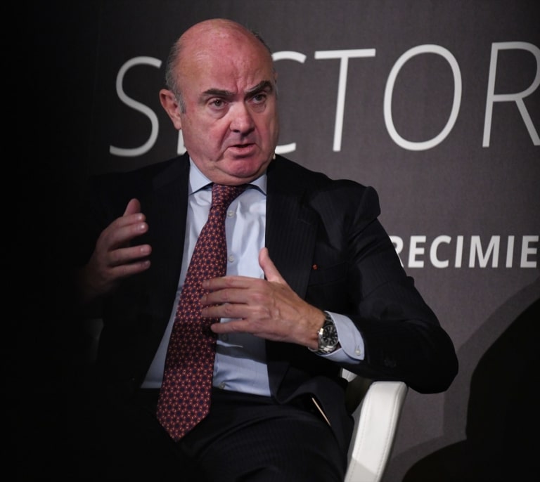 De Guindos advierte de que si no se suben los intereses de los depósitos la política monetaria no funciona