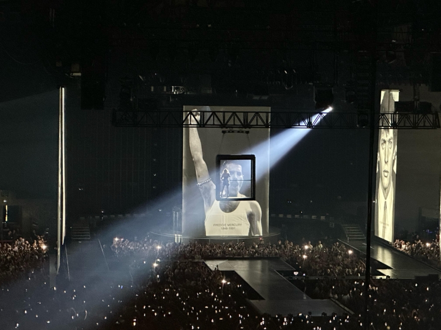 Madonna haciendo un tributo a Freddie Mercury en su concierto de la gira The Celebration Tour en el Palau Sant Jordi, 1 de noviembre 2023 en Barcelona, España