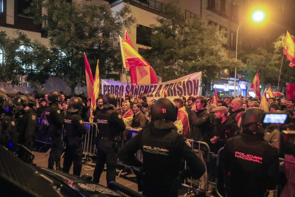 Miles de personas participan este viernes en una marcha contra el gobierno en funciones, en Madrid.