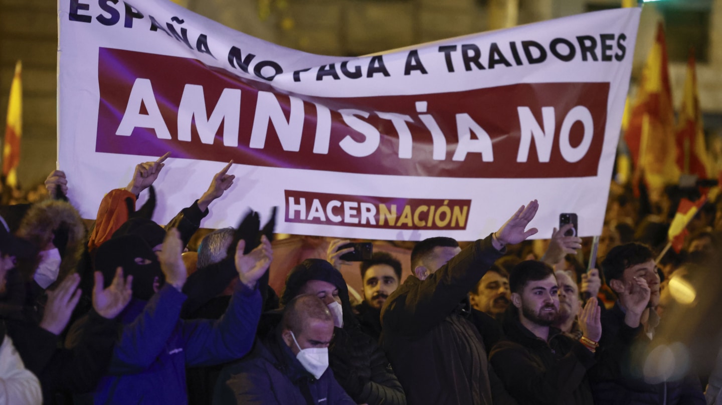 Neonazis de Hacer Nación participan en una nueva manifestación contra la amnistía este martes, frente a la sede del PSOE en Ferraz, Madrid.