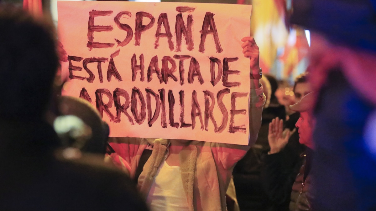 Miles de personas participan este viernes en una marcha contra el gobierno en funciones, en Madrid.
