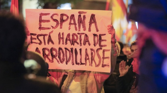 Ultras de extrema derecha revientan la manifestación en Ferraz: "Viva Franco, la Constitución destruya la nación" Miles de personas participan este viernes en una marcha contra el gobierno en funciones, en Madrid.