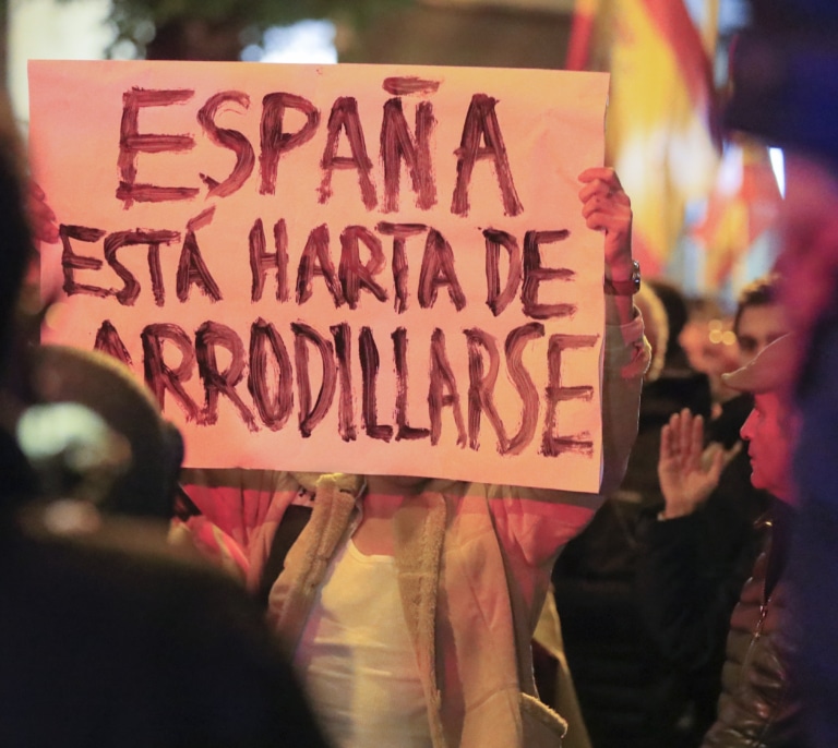 Ultras de extrema derecha revientan la manifestación en Ferraz: "Viva Franco, la Constitución destruye la nación"