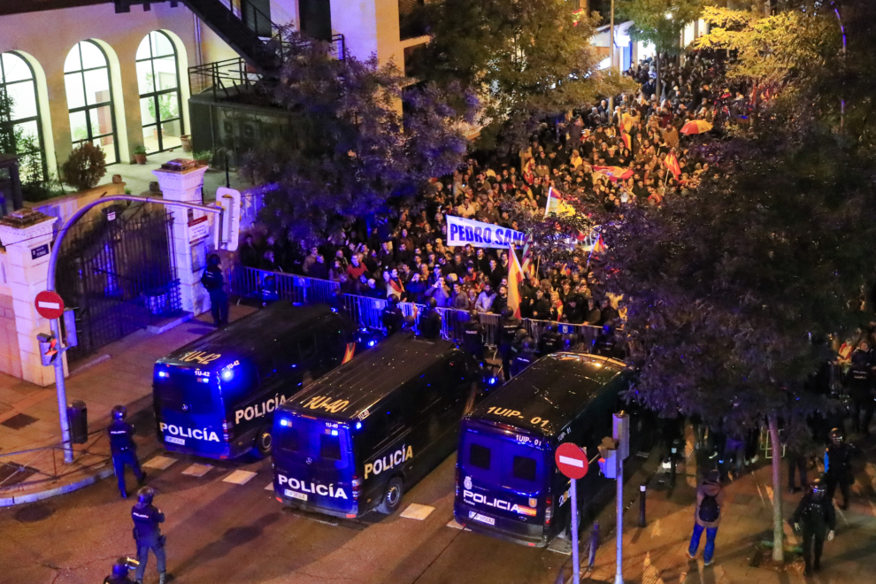 Miles de personas participan este viernes en una marcha contra el gobierno en funciones, en Madrid.