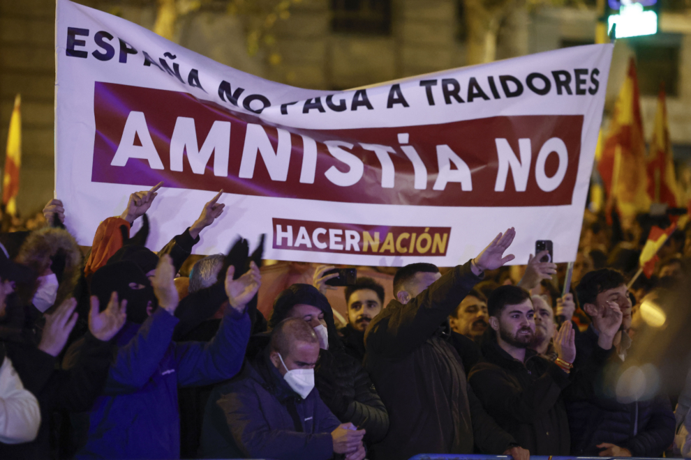 Grupos de personas participan en una nueva manifestación contra la amnistía este martes, frente a la sede del PSOE en Ferraz, Madrid.