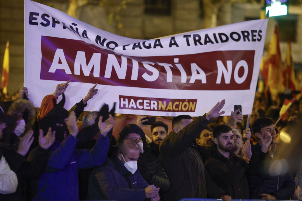 Neonazis de Hacer Nación participan en una nueva manifestación contra la amnistía este martes, frente a la sede del PSOE en Ferraz, Madrid.