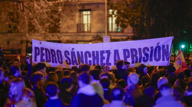 MADRID, 08/11/2023.- Centenares de personas participan en la manifestación convocada contra la amnistía, este miércoles en las inmediaciones de la sede del PSOE en Ferraz, en Madrid. EFE/Rodrigo Jiménez