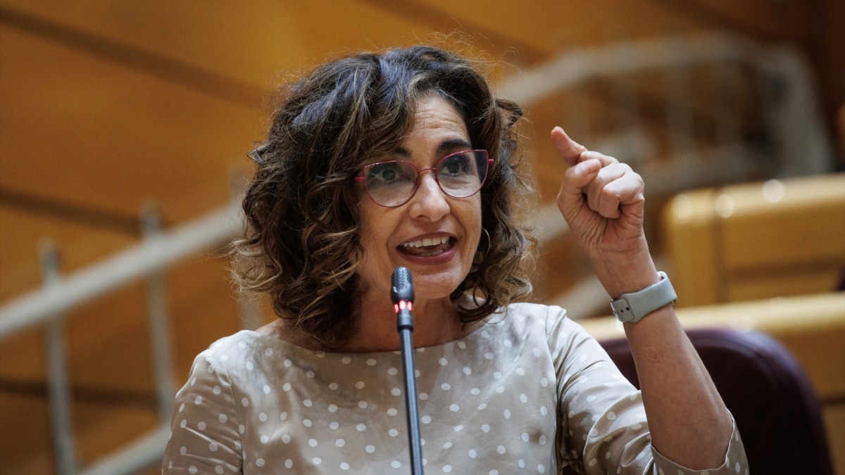 La ministra de Hacienda en funciones y vicesecretaria general del PSOE, María Jesús Montero, interviene durante una sesión de control al Gobierno en el Senado.
