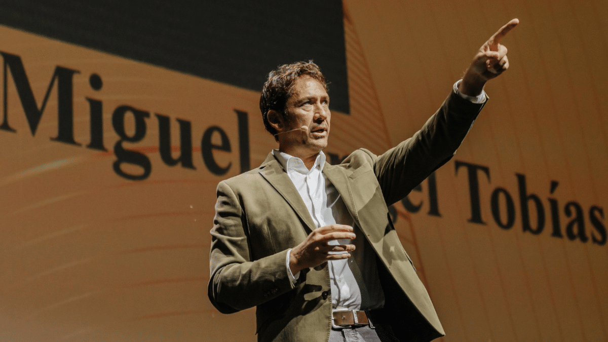 El periodista Miguel Ángel Tobías, durante una de las presentaciones de 'Renacer'.