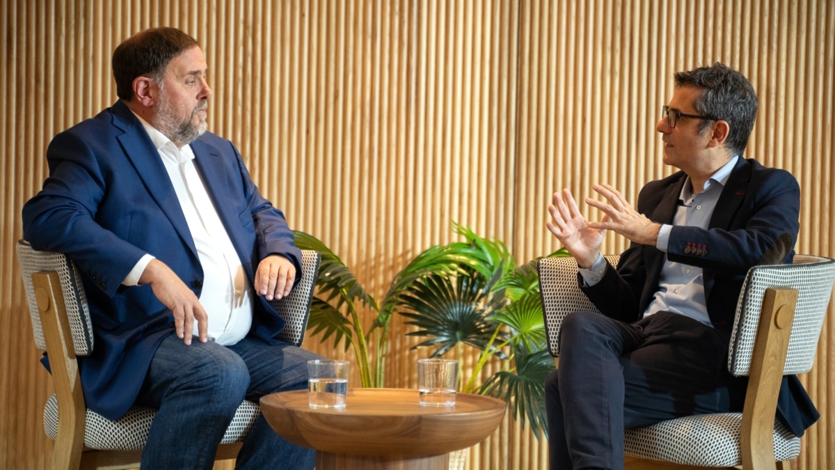 El ministro de la Presidencia y miembro de la Comisión Ejecutiva Federal y de la comisión negociadora del PSOE, Félix Bolaños (d), y el presidente de ERC, Oriol Junqueras