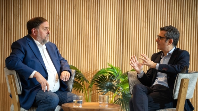 Han respondido a la pregunta '¿Estás de acuerdo con que ERC vote a favor de la investidura de Pedro Sánchez a cambio de la ley de amnistía El ministro de la Presidencia y miembro de la Comisión Ejecutiva Federal y de la comisión negociadora del PSOE, Félix Bolaños (d), y el presidente de ERC, Oriol Junqueras