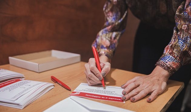 Un militante del PSOE vota en la última consulta Un militante del PSOE vota en la última consulta