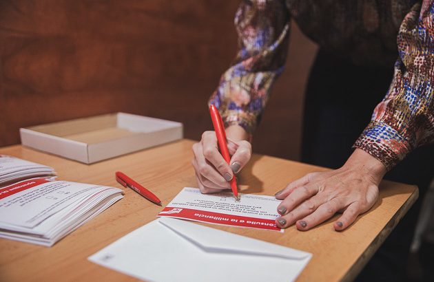 Un militante del PSOE vota en la última consulta