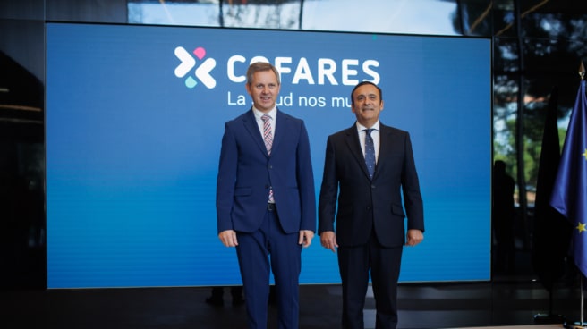 Cofares defiende la necesidad de diferenciar por ley la distribución farmacéutica de gama completa El ministro de Sanidad en funciones, José Miñones (i), visita junto al presidente de Cofares, Eduardo Pastor (d), la sede de la compañía de distribución farmacéutica COFARES