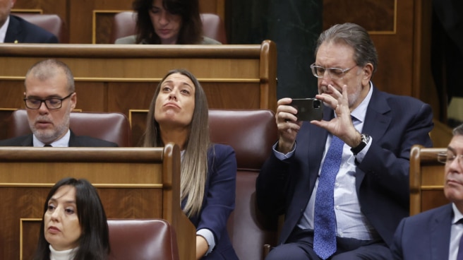 El senador de Junts de Catalunya Josep LLuis Cleires (d) toma imágenes con su teléfono mientras asiste junto a los diputados de su formación Míriam Nogueras y Josep María Cruset (i) al primer día deldebate de investidura del líder del PSOE, Pedro Sánchez El senador de Junts de Catalunya Josep LLuis Cleires (d) toma imágenes con su teléfono mientras asiste junto a los diputados de su formación Míriam Nogueras y Josep María Cruset (i) al primer día deldebate de investidura del líder del PSOE, Pedro Sánchez