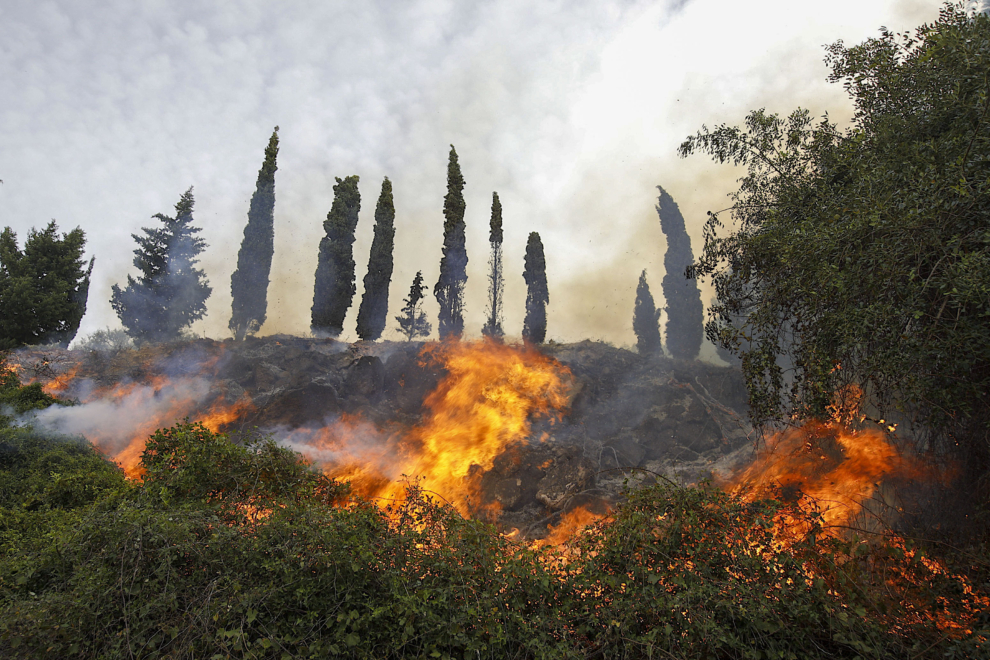 El incendio forestal iniciado el jueves en Montitxelvo (Valencia) encara su tercer día activo y todavía sin control, tras una noche en la que el viento ha amainado a rachas de 20 kilómetros por hora pero esta mañana vuelve a soplar con rachas de 60 kilómetros por hora y de componente oeste. 