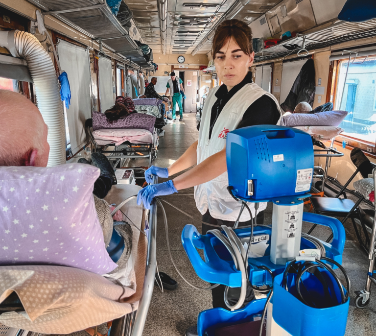 Un viaje de resiliencia: 36 horas en un tren medicalizado en Ucrania