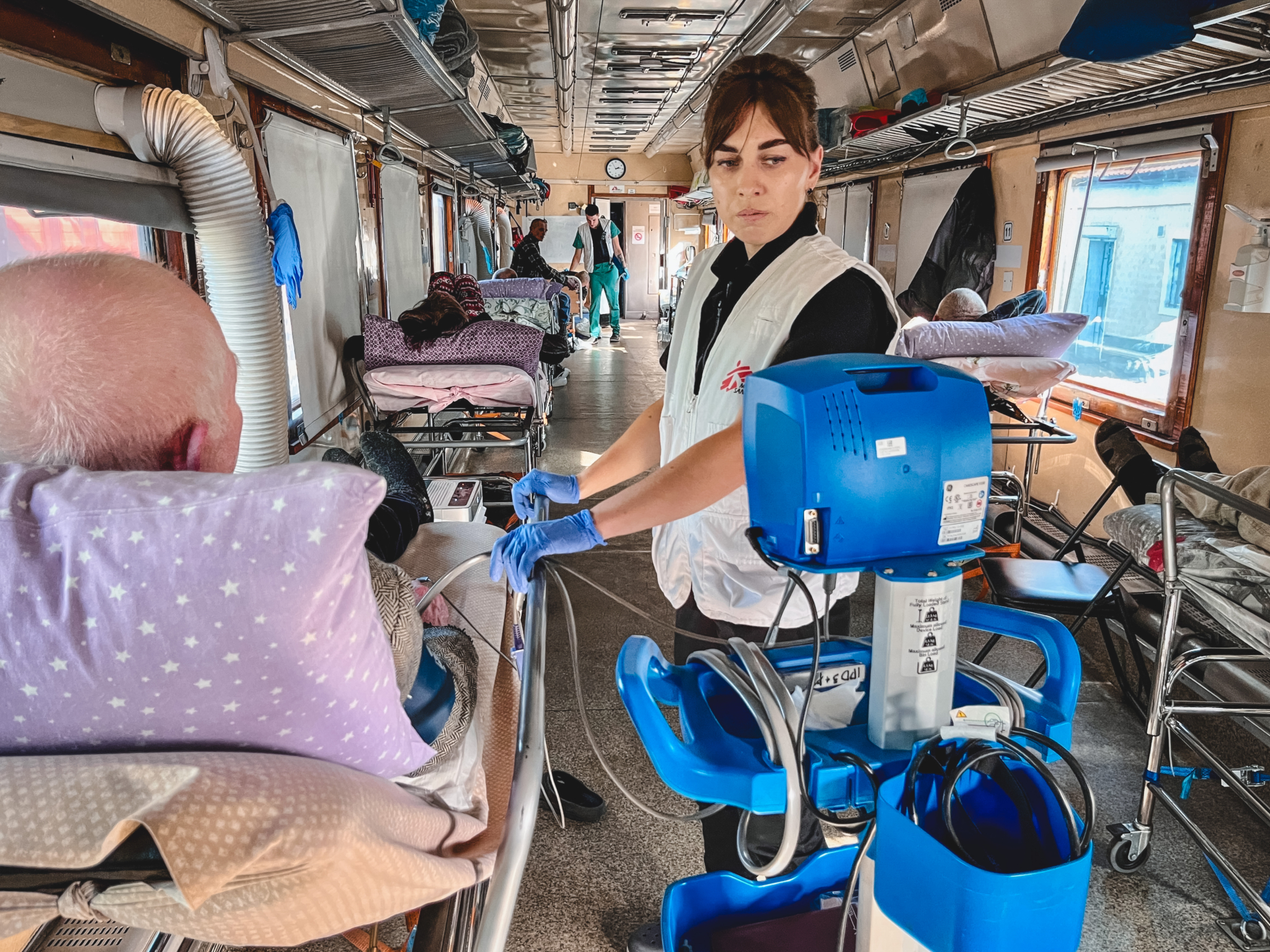 Un viaje de resiliencia: 36 horas en un tren medicalizado en Ucrania