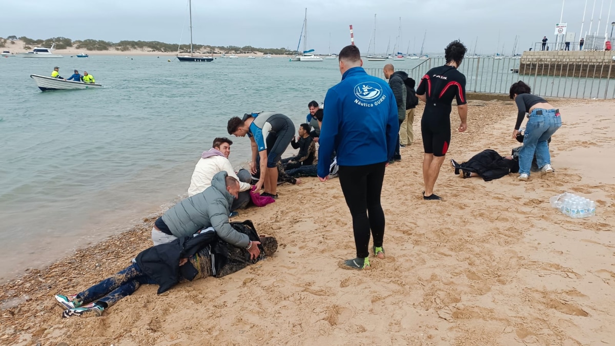Fotografía de varios de los 35 inmigrantes magrebíes que esta tarde fueron obligados a arrojarse al mar por los tripulantes de una narcolancha que huyó mar adentro