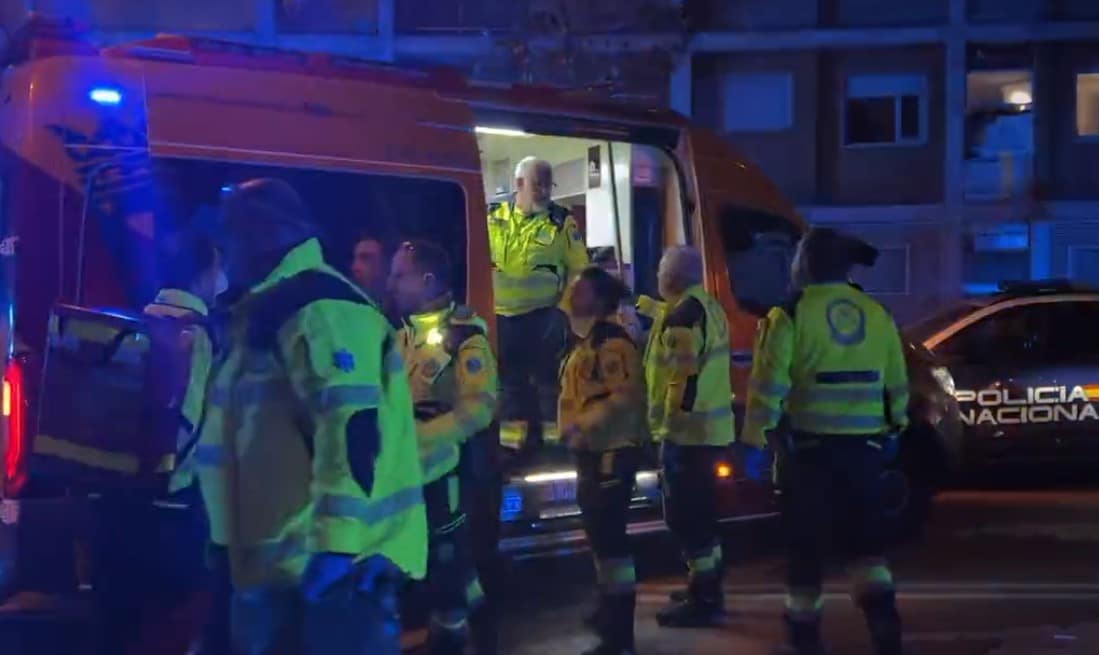 Imagen de los servicios de emergencias en el asesinato de la mujer este lunes en Carabanchel