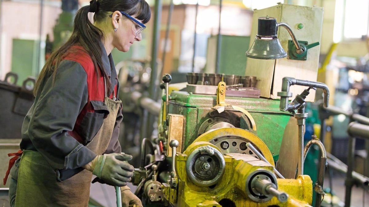 Una mujer trabajando en una fábrica de productos industriales.