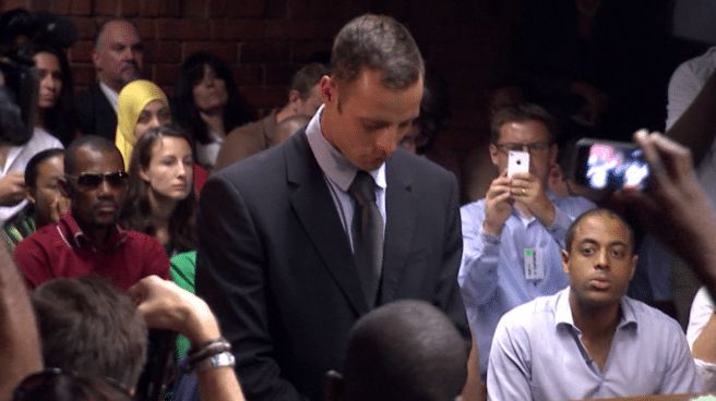 Oscar Pistorius durante el juicio tras matar a su mujer.