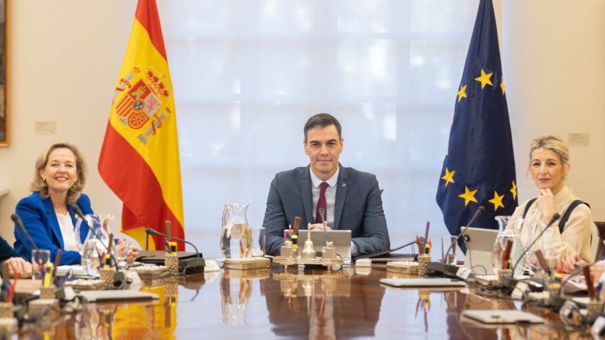 La vicepresidenta primera y ministra de Asuntos Económicos, Nadia Calviño; el presidente del Gobierno, Pedro Sánchez, y la vicepresidenta segunda y ministra de Trabajo y Economía Social, Yolanda Díaz, durante la primera reunión de Consejo de Ministros de la XV legislatura.