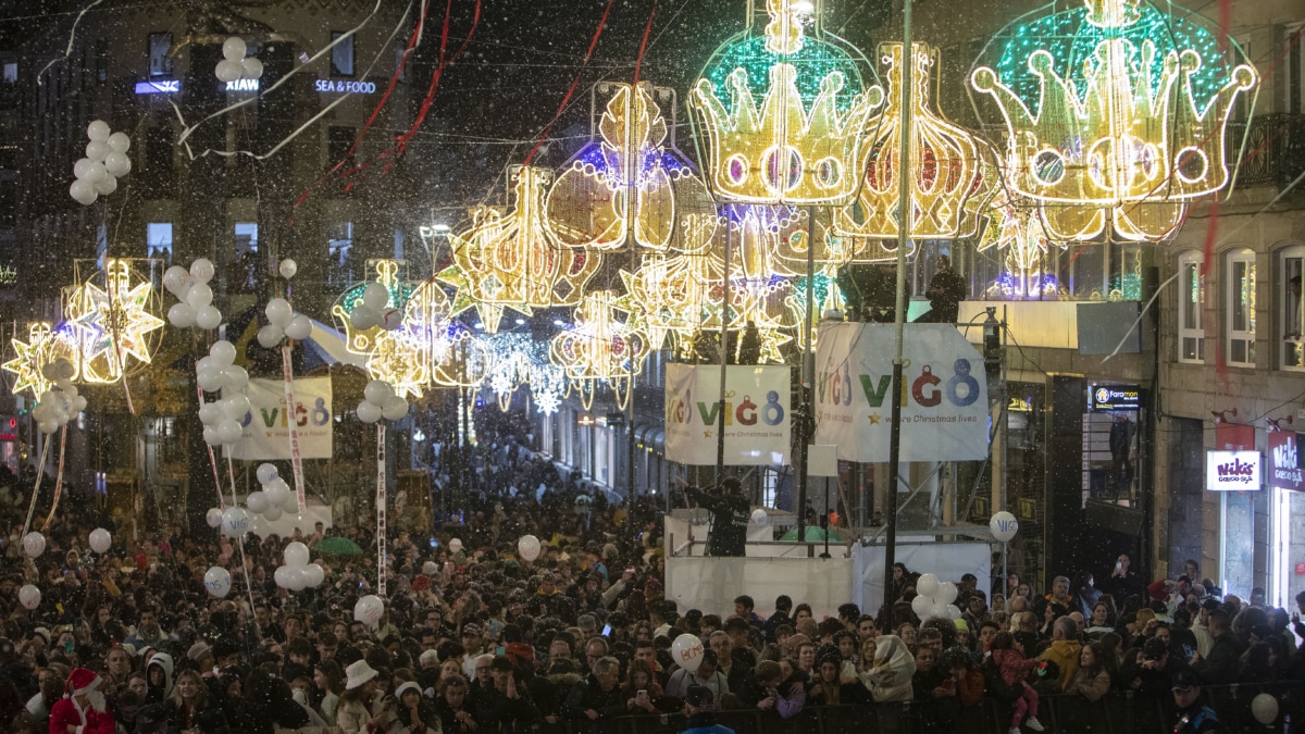 El alcalde de Vigo, Abel Caballero, da el pistoletazo de salida a la Navidad con el encendido de los más de once millones de leds y uno de los árboles más altos del país, hoy viernes en Vigo.