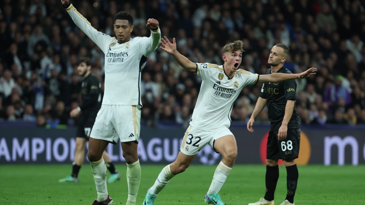 El centrocampista del Real Madrid Nico Paz (d) celebra tras marcar el tercer gol ante el Nápoles, durante el partido de la fase de grupos de la Liga de Campeones entre el Real Madrid y el Nápoles en el estadio Santiago Bernabeu.