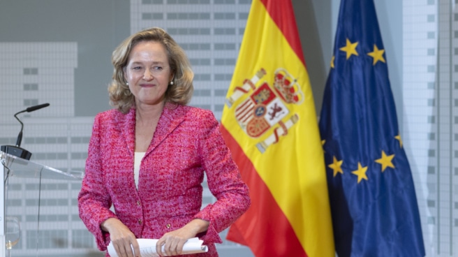 Bruselas advierte a España de que afrontará una situación fiscal "muy difícil" con una deuda "bastante elevada" La nueva vicepresidenta primera y ministra de Asuntos Económicos, Nadia Calviño, durante el acto de entrega de la cartera de Comercio