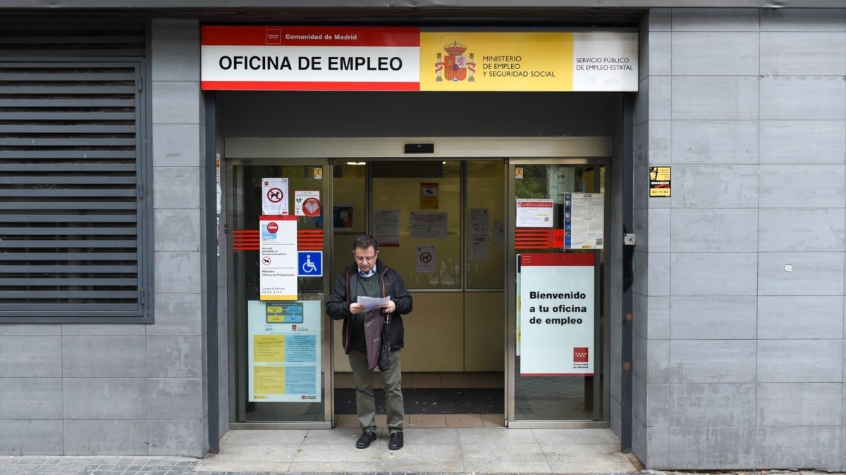 Una persona sale de una oficina del paro del Paseo de Acacias, en Madrid.
