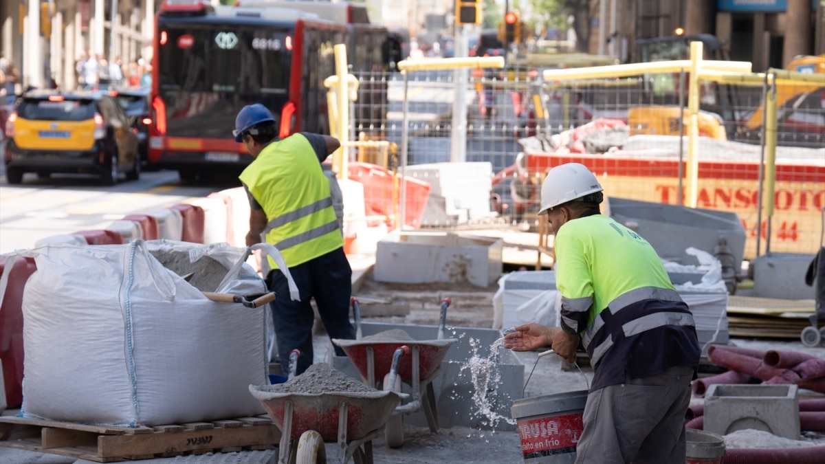 Varios operarios durante las obras en Vía Laietana, en Barcelona.