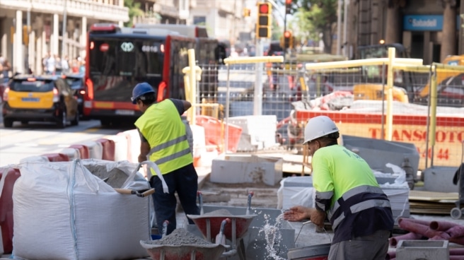 Operarios trabajan calle Varios operarios durante las obras en Vía Laietana, en Barcelona.