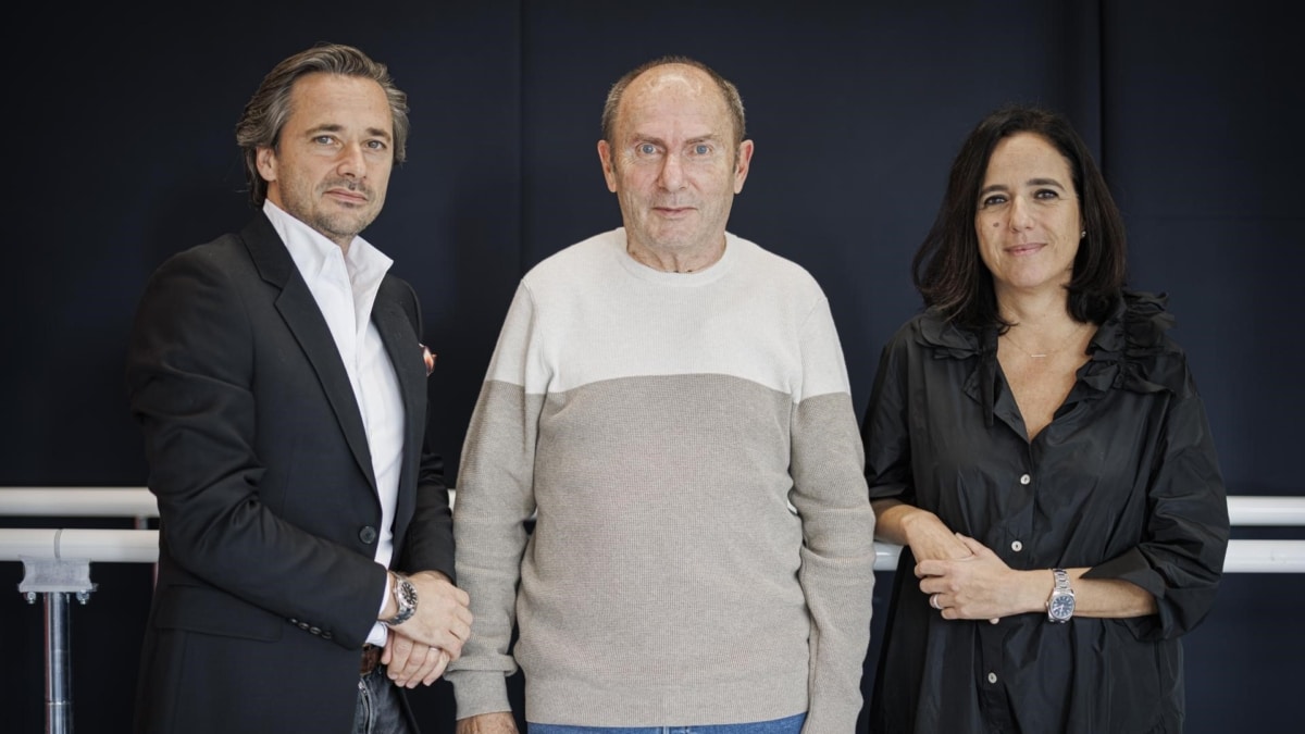 Marc, el paciente piloto sometido al implante de una neuroprótesis para paliar los síntomas del párkinson, acompañado de los científicos Grégoire Courtine y Jocelyne Bloch durante la presentación de su caso en Lausana.