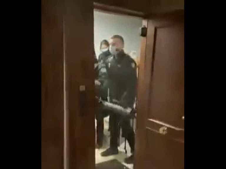 El jurado declara no culpables a los policías del caso 'patada en la puerta'