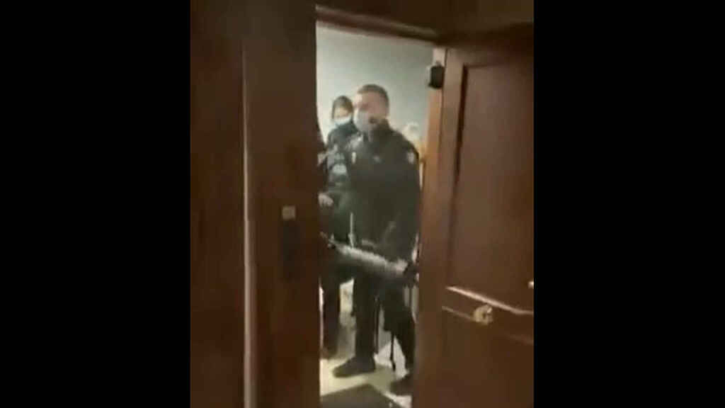 Captura del vídeo de la patada en la puerta